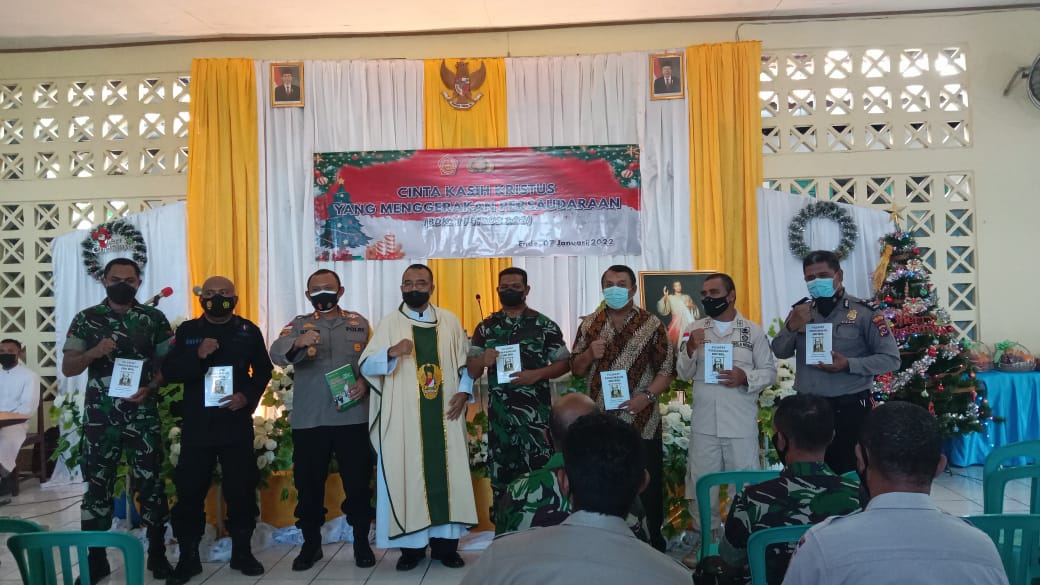 Gabungan TNI-POLRI Di Ende Marayakan Ibadah Natal Dan Tahun Baru Bersama 