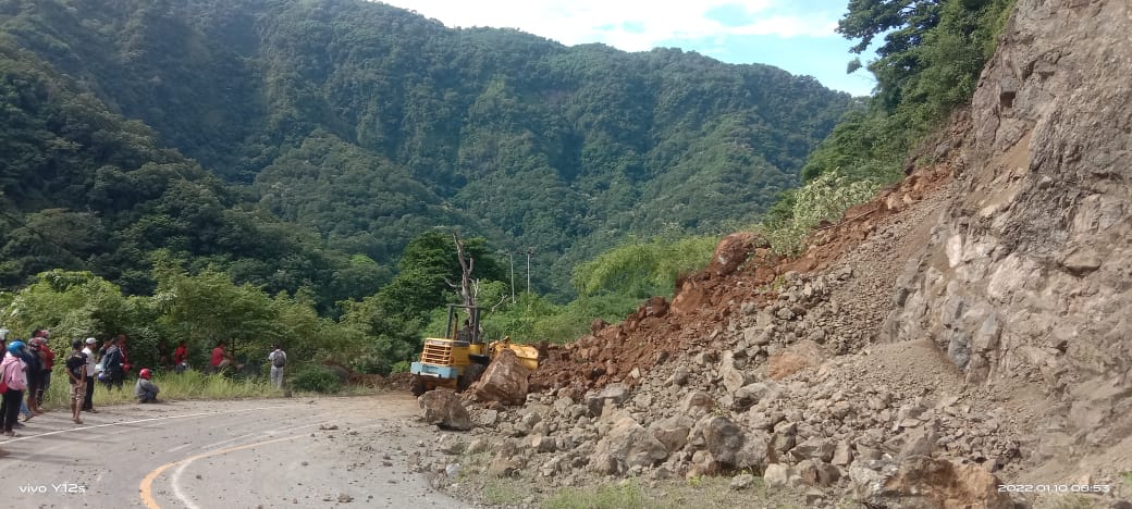 Longsor Menutupi Jalur Antar Kabupaten Ende - Sikka, Tepat Pertengahan Kilometer 15/16