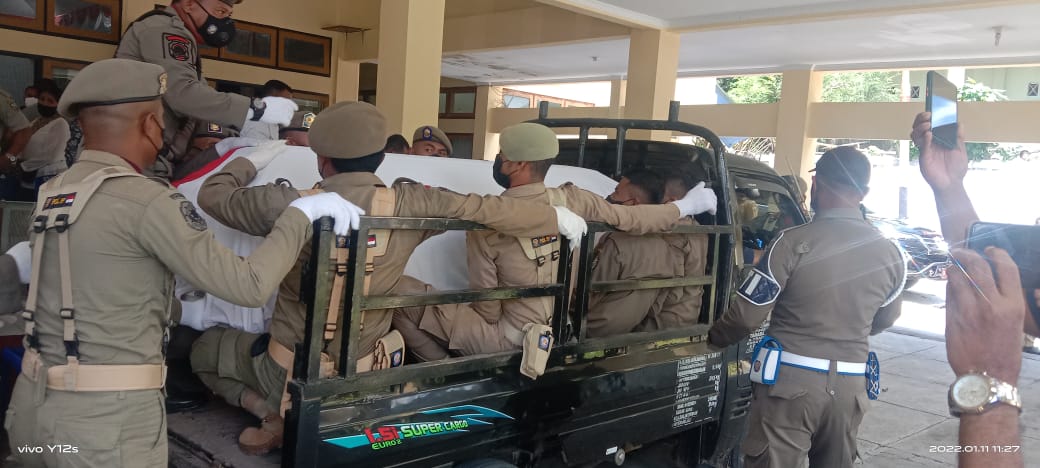 Aries Putra Lawa Kesal Melihat Jenazah ADPRD Ende Gunakan Pick Up