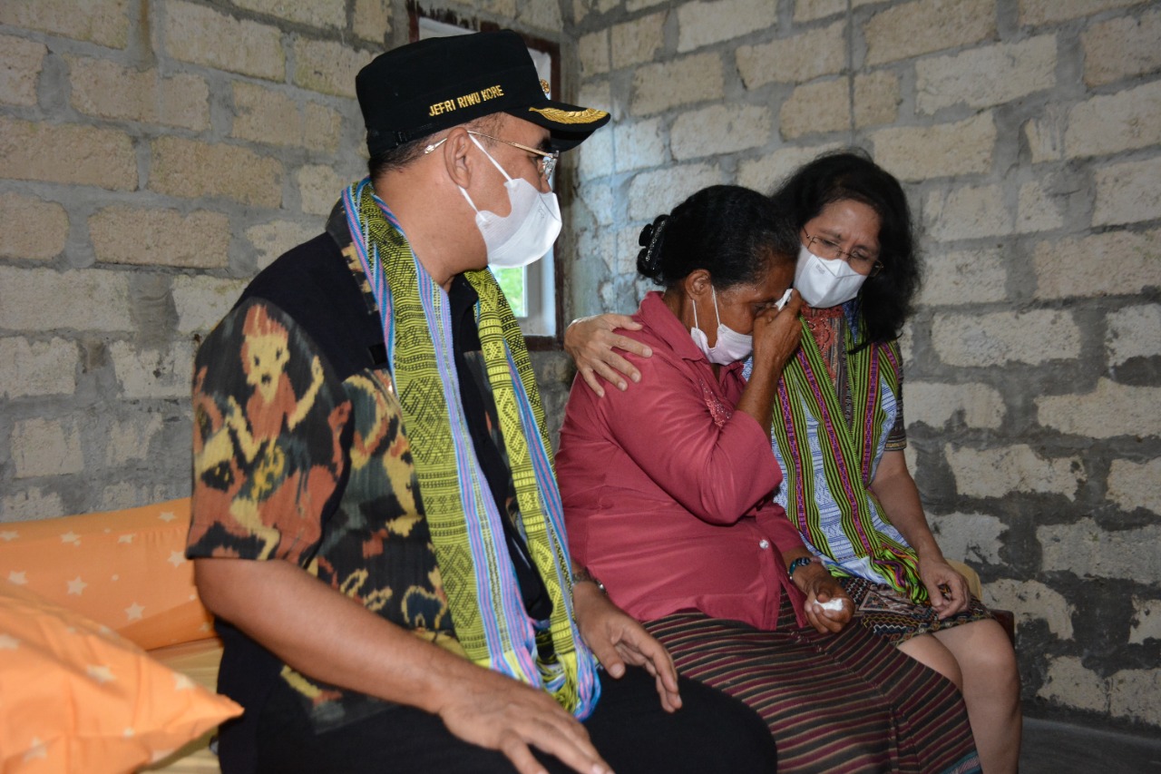 Pemkot Kupang Bedah Rumah Pemulung Lansia di Nunbaun Sabu