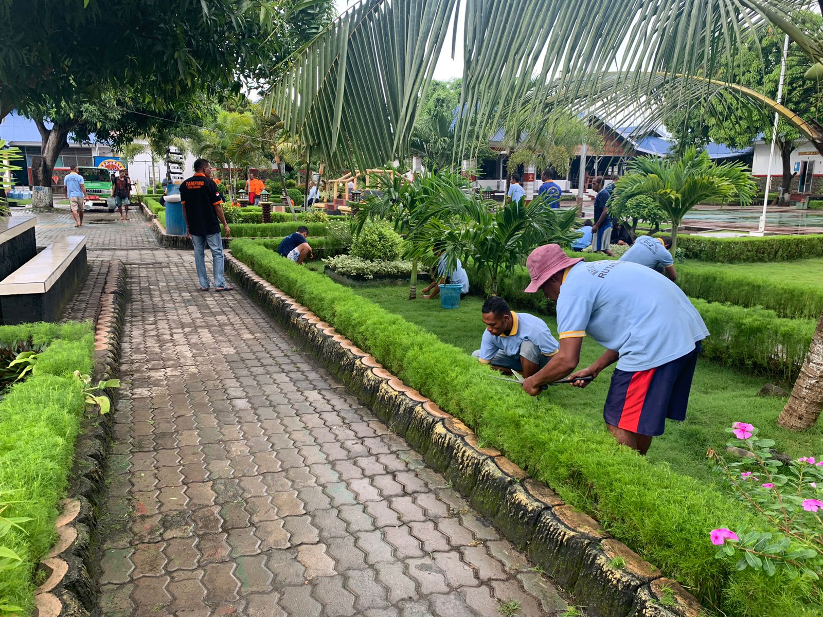 WBP Rutan Kelas IIB Maumere Giat Bersihkan Area Taman Sekitar Blok Hunian