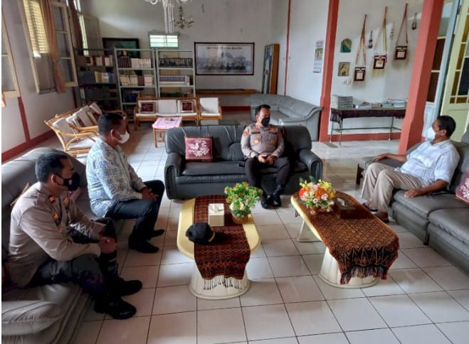 Kapolres Ende Andre Libria Silahturahmi  Di Kediaman Uskup Agung Ende Vincentius Sensi Potokota