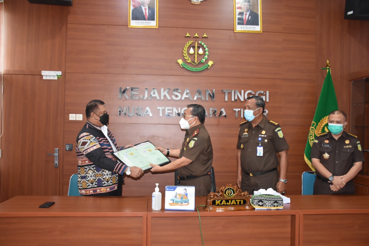 Kejati NTT Serahkan 32 Sertifikat Tanah di Depan Hotel Sasando ke Pemkot Kupang 