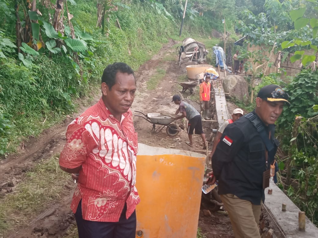 Wens Wege Pantau Pengerjaan Jalan Pogon-Aibura, Masyarakat Sampaikan Apresiasi 