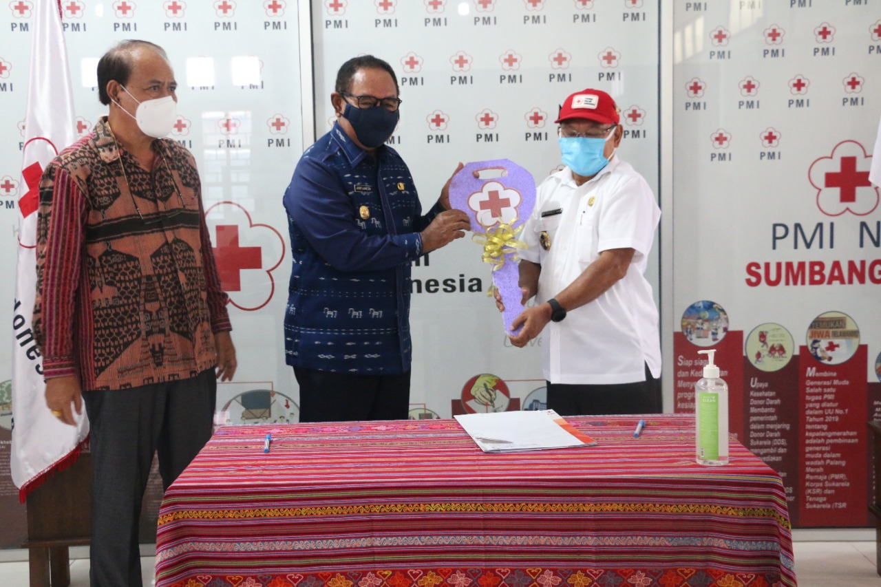 Penyerahan Ambulans dari PMI Provinsi NTT kepada PMI Kota Kupang.