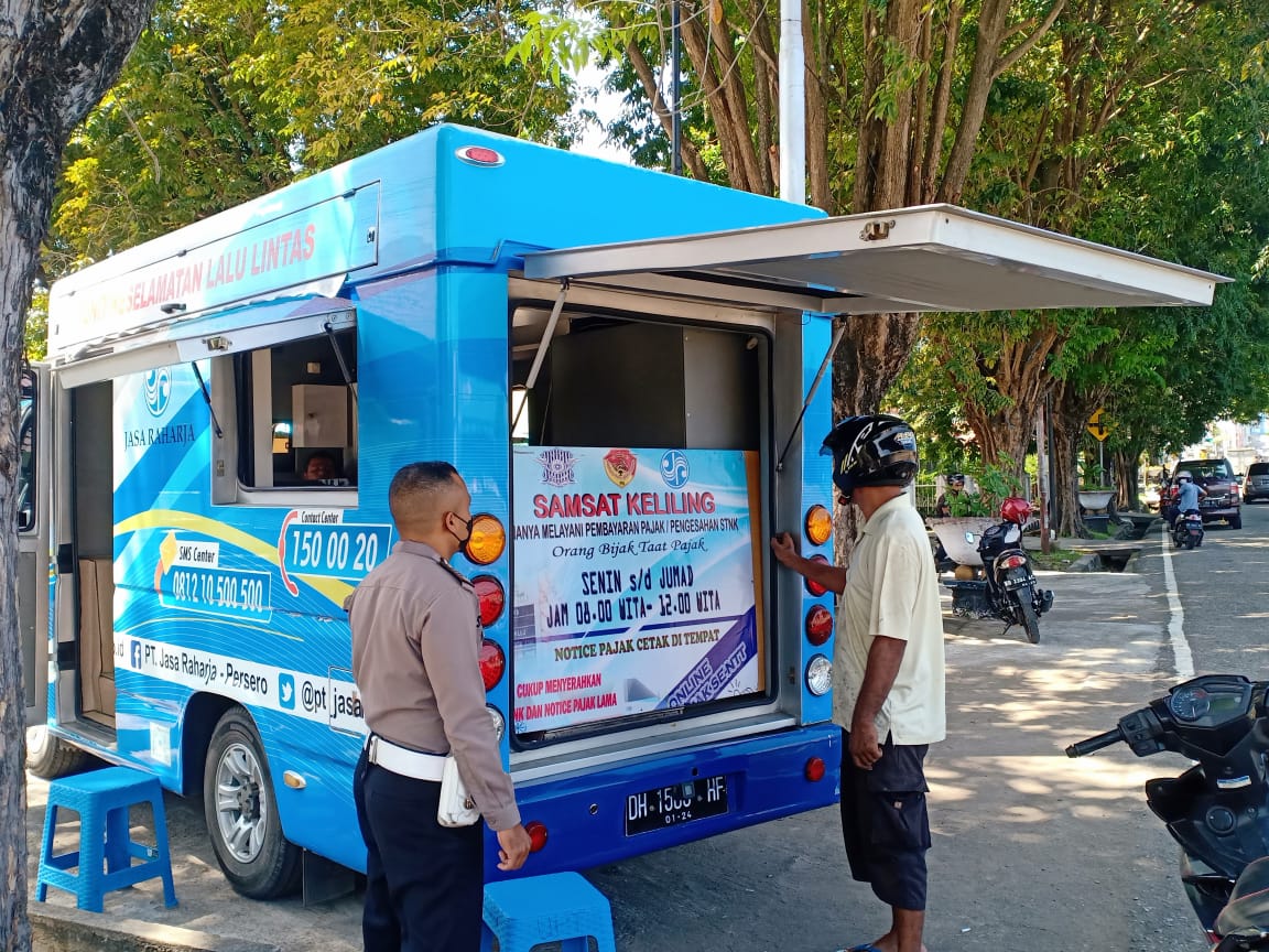 Satlantas Polres Ende Berikan Pelayanan Melalui Ranmor Samsat Keliling
