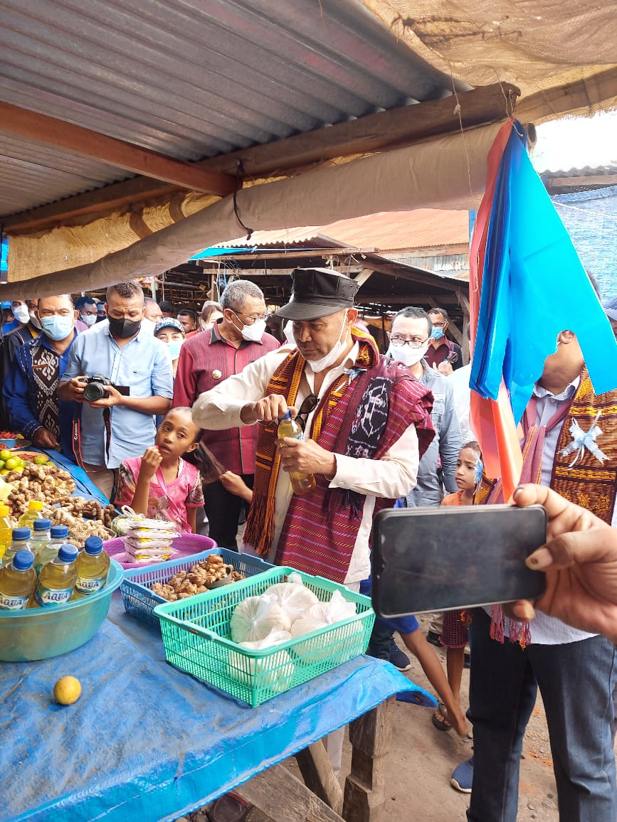 Tinjau Pasar Pada,  Gubernur Himbau Manfaatkan  Kredit Yang Telah Diberikan Dengan Baik
