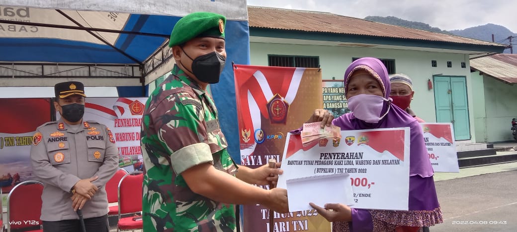 Kodim 1602 Ende Salurkan Bantuan BLT Bagi Pedagang Kaki Lima 