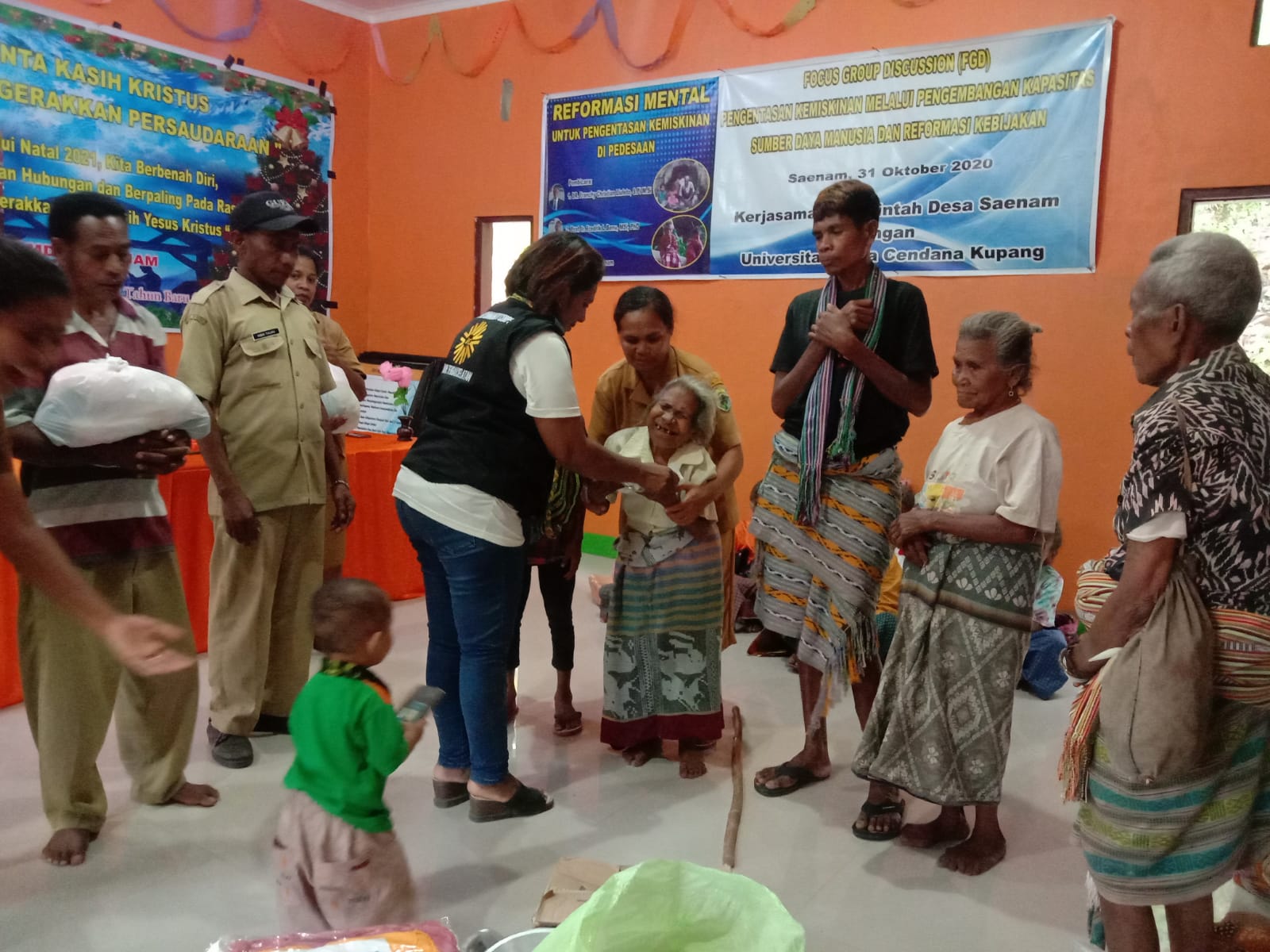 RCC Menjangkau Puluhan KK Miskin dan Penyandang Disabilitas di Desa Saenam, TTS