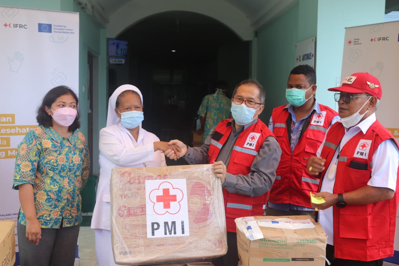 PMI Kota Kupang Salurkan Bantuan Alat Kesehatan Bagi Rumah Sakit dan Masyarakat 