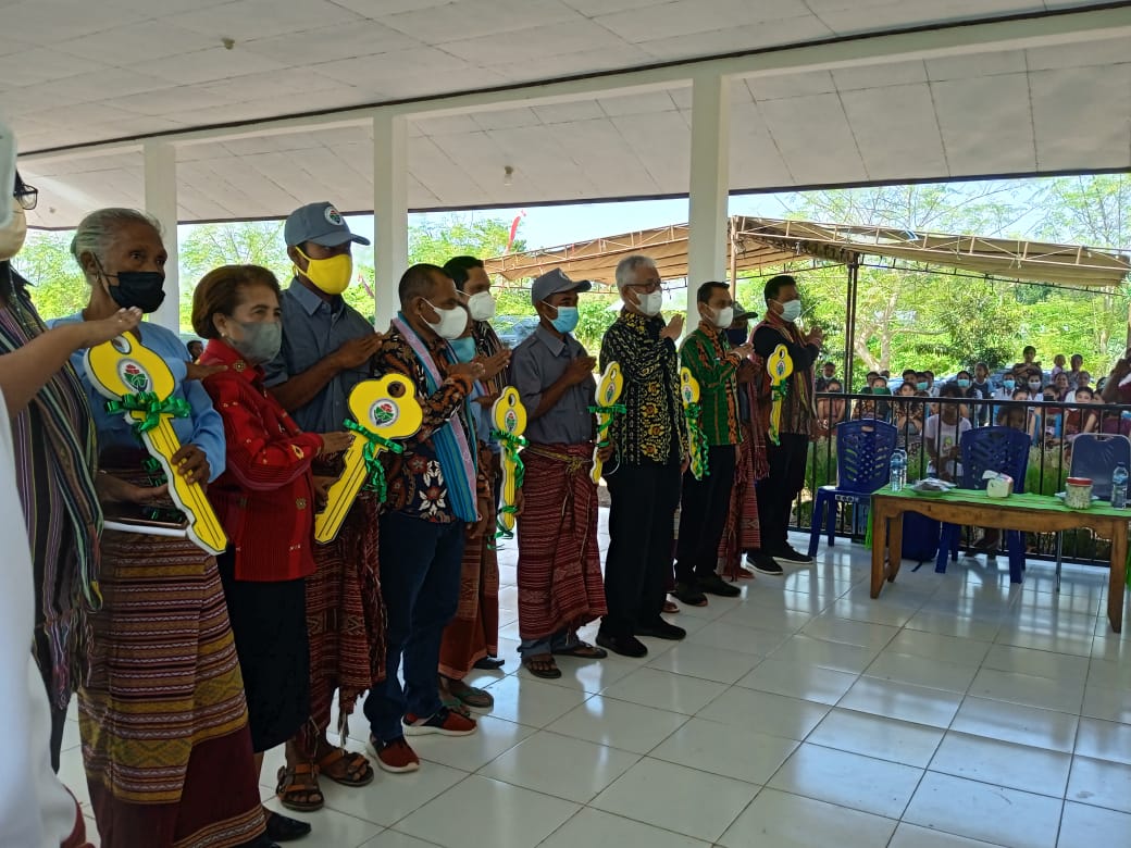 Dirjen Kemendes DTT Serahkan Kunci Rumah Bantuan Bagi 32 Transmigran di Desa Kapitan Meo, Malaka
