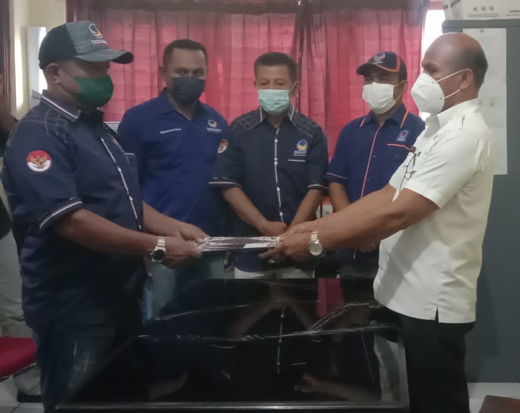 Katua DPD Partai Nasdem Ende Erikos E. Rede Menyerahkan Berkas Pengusulan PAW di Kantor DPRD Ende
