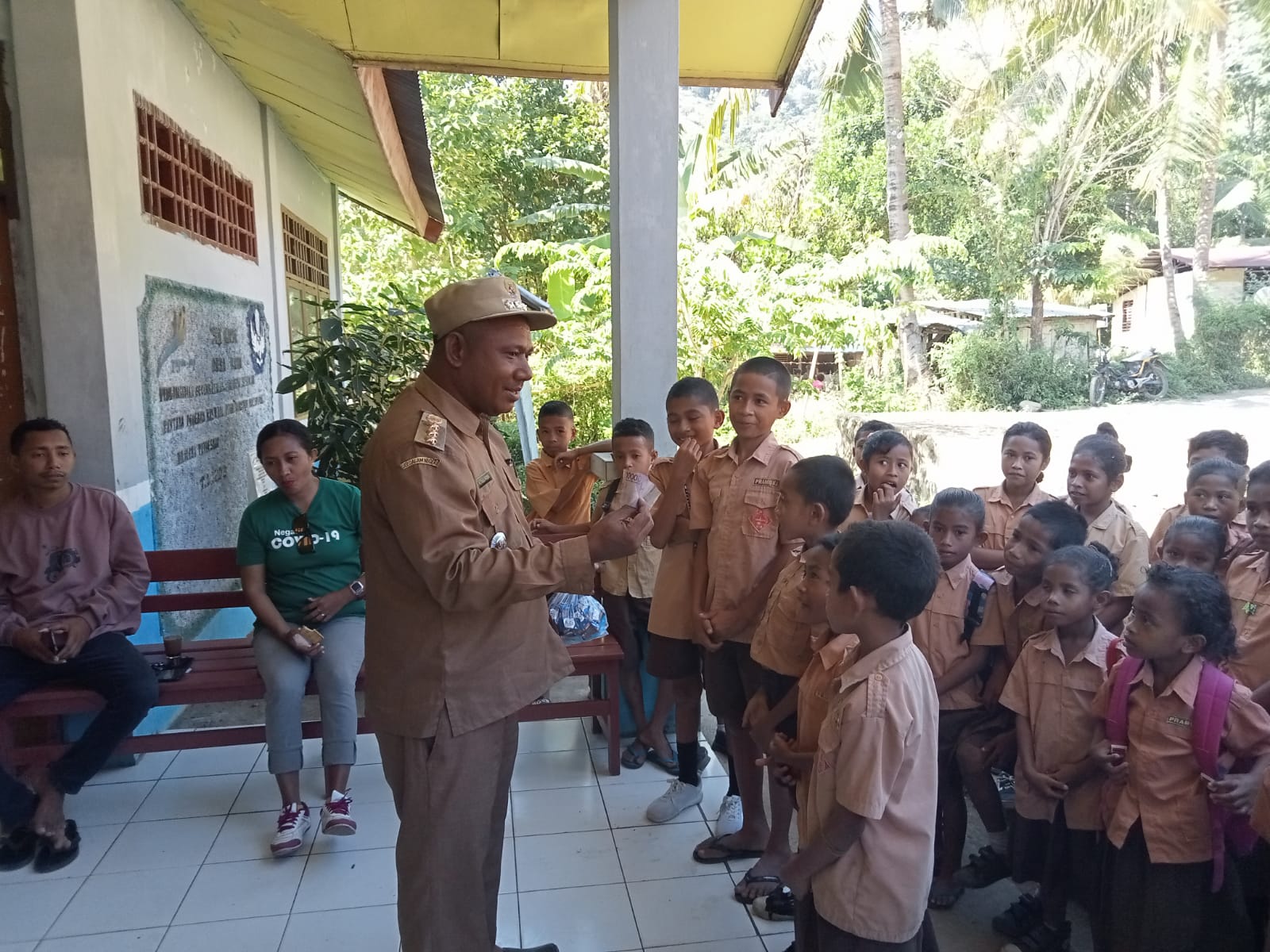 Dengar Aspirasi Masyarakat Kowi, Camat Mego Tidur di Rumah Warga 