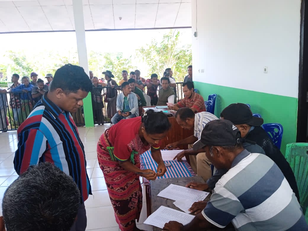 Pemdes Kapitan Meo Salurkan BLT Tahap Pertama Bagi 235 KPM