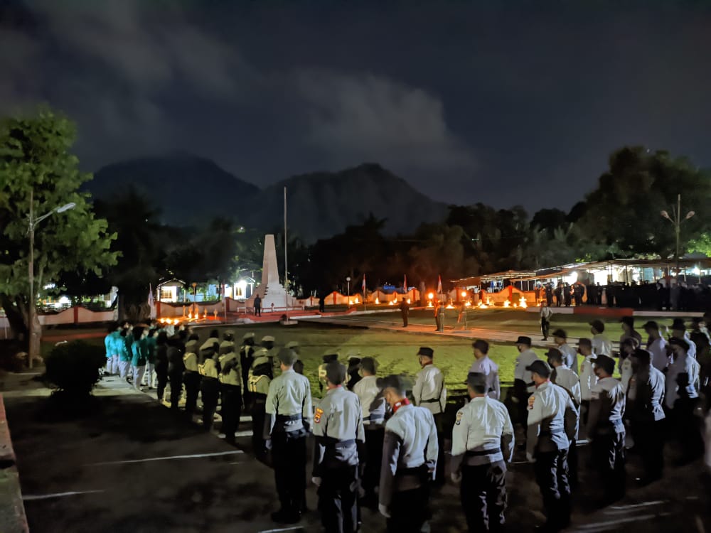 Apel Kehormatan Dan Renungan suci Di Taman Makam Pahlawan Di pimpin Oleh Kapolres Ende