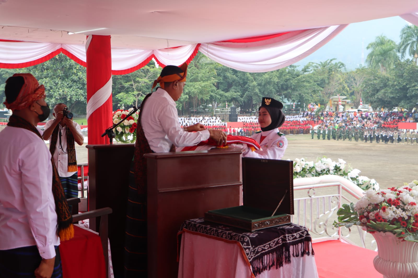 Upacara HUT RI Ke-77 Di Ende  Dihadiri Oleh Kapolres Ende dan ketua Bhayangkari Cabang Ende