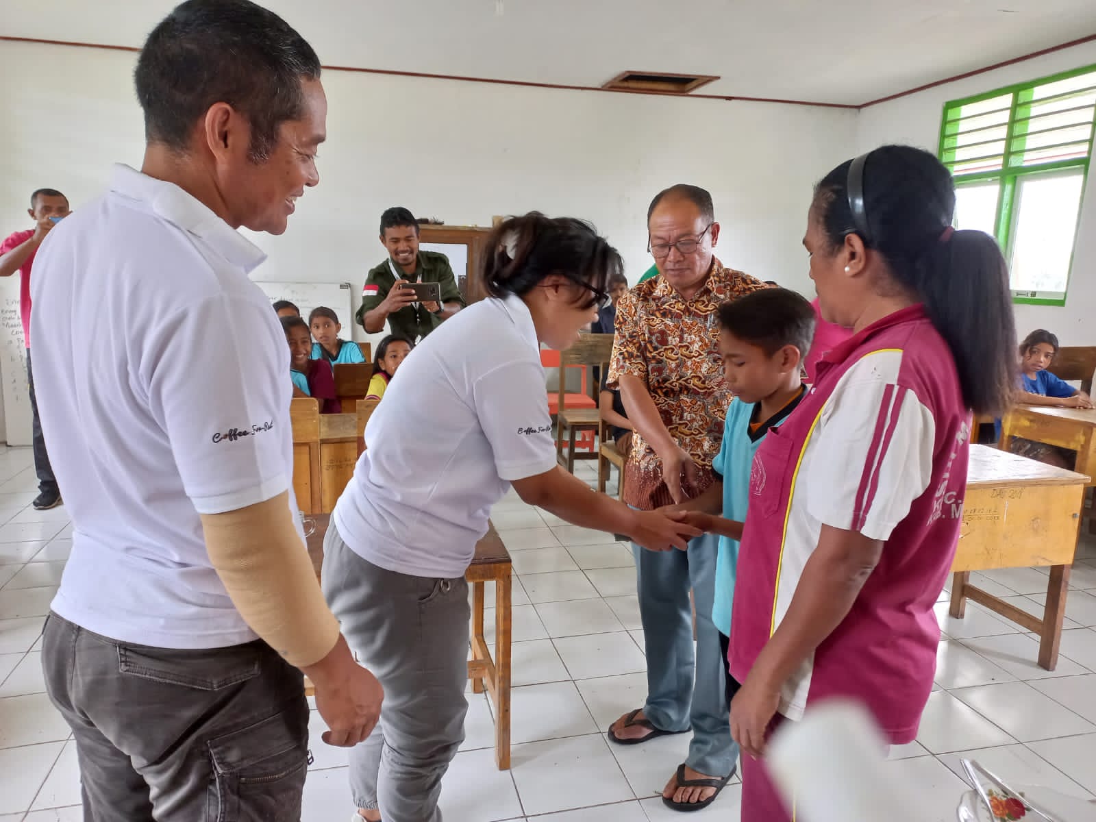 Coffe For Rest dan Vdrop Fondation Biayai 20 Siswa di Manggarai Timur