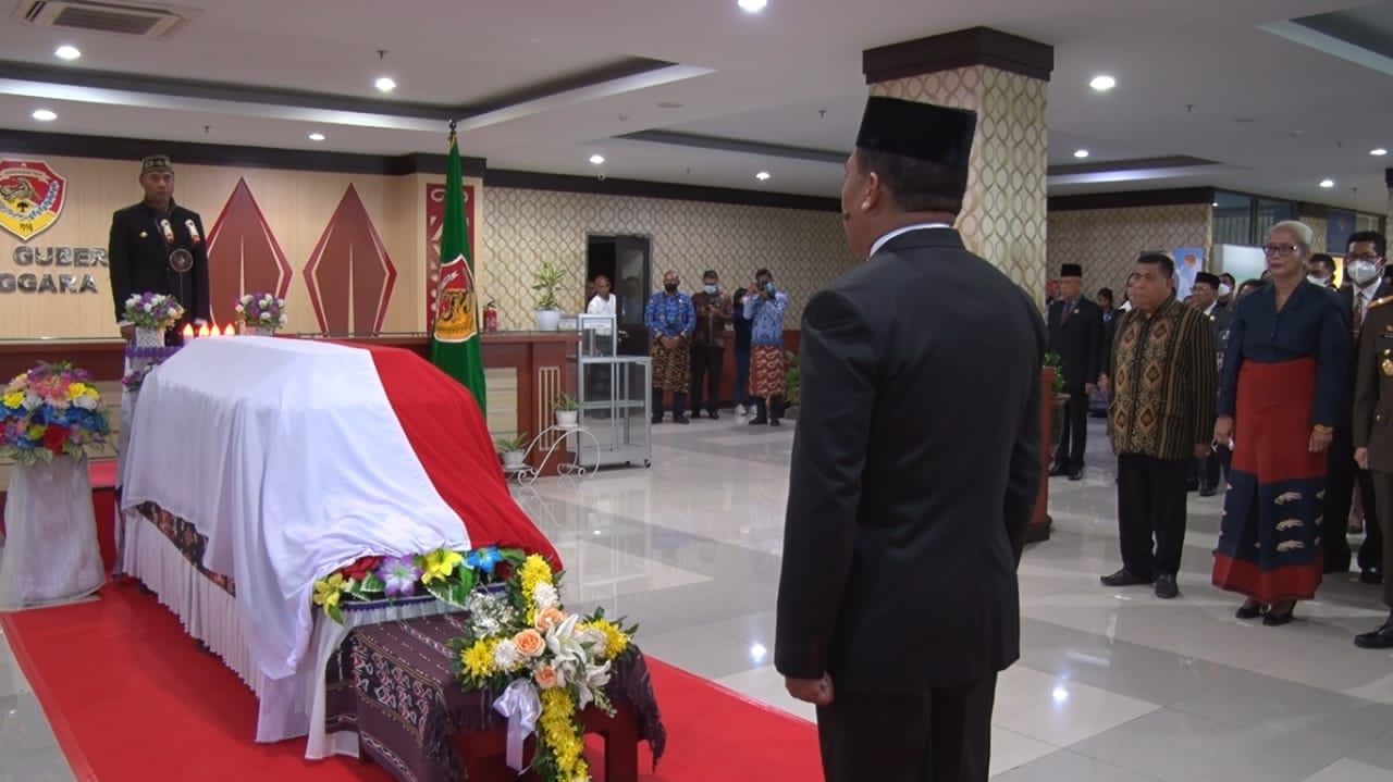 UPACARA PELEPASAN JENAZAH SEKRETARIS DAERAH PROVINSI NTT DOMU WARANDOY.