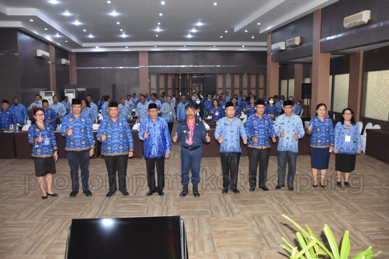 George Hadjoh Mengajak Seluruh Anggota KORPRI Kota Kupang Untuk Bekerja Keras 