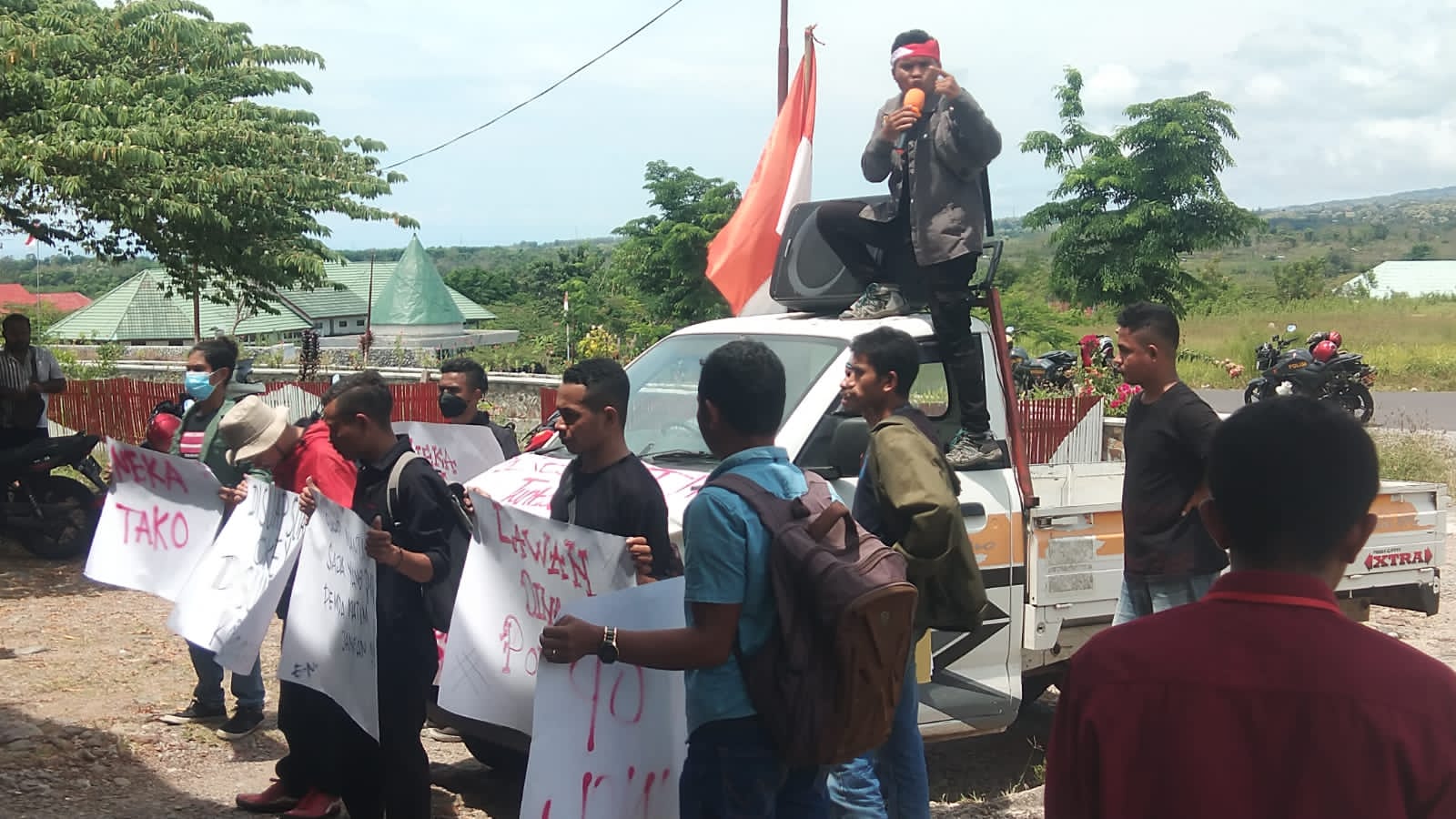 Diduga Korupsi Dana Covid dan Dana Bok, Gempur Matim Geruduk Kantor Dinkes Matim.