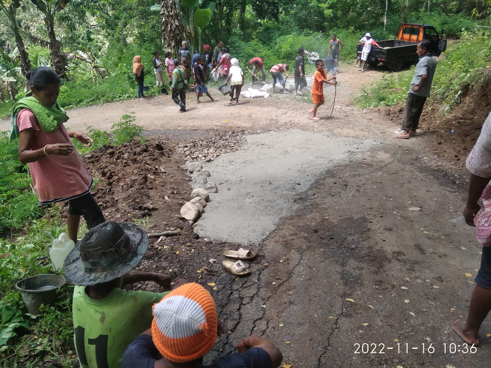 Warga Gera - Sikka Berjibaku Perbaiki Ruas Jalan Yang Rusak