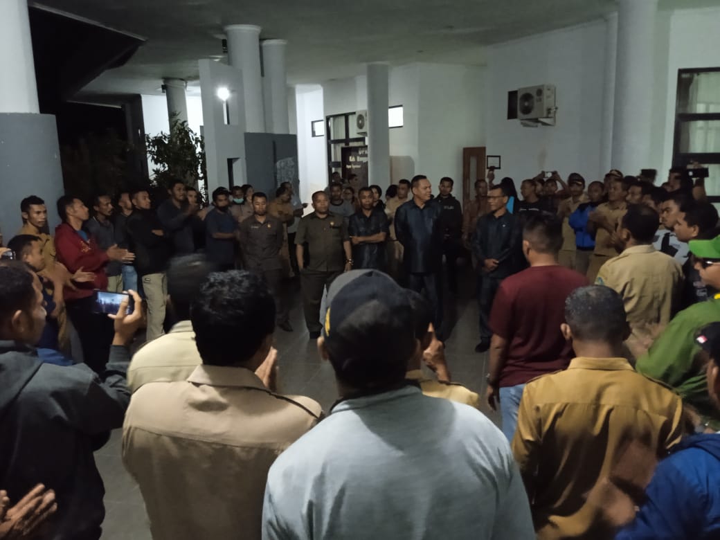 Aksi Dari Pagi Hingga Malam Hari, Ratusan THL  Tanyakan Sikap Politik DPRD Matim