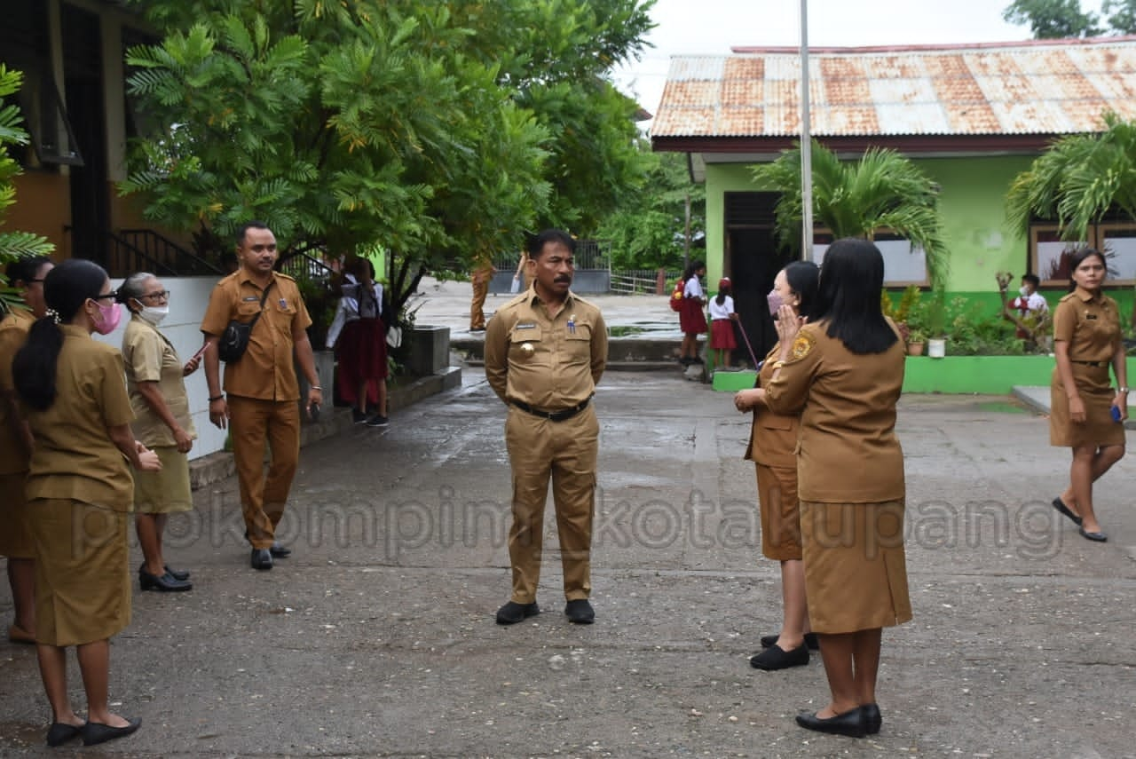 Kunjungi Sekolah-sekolah, George Hadjoh Minta Sekolah Bentuk Klub Bahasa Inggris 