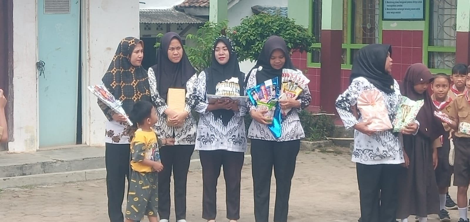 Rayakan HGN, Murid SD Negeri Canggung Berikan Kado Istimewa Kepada Para Guru