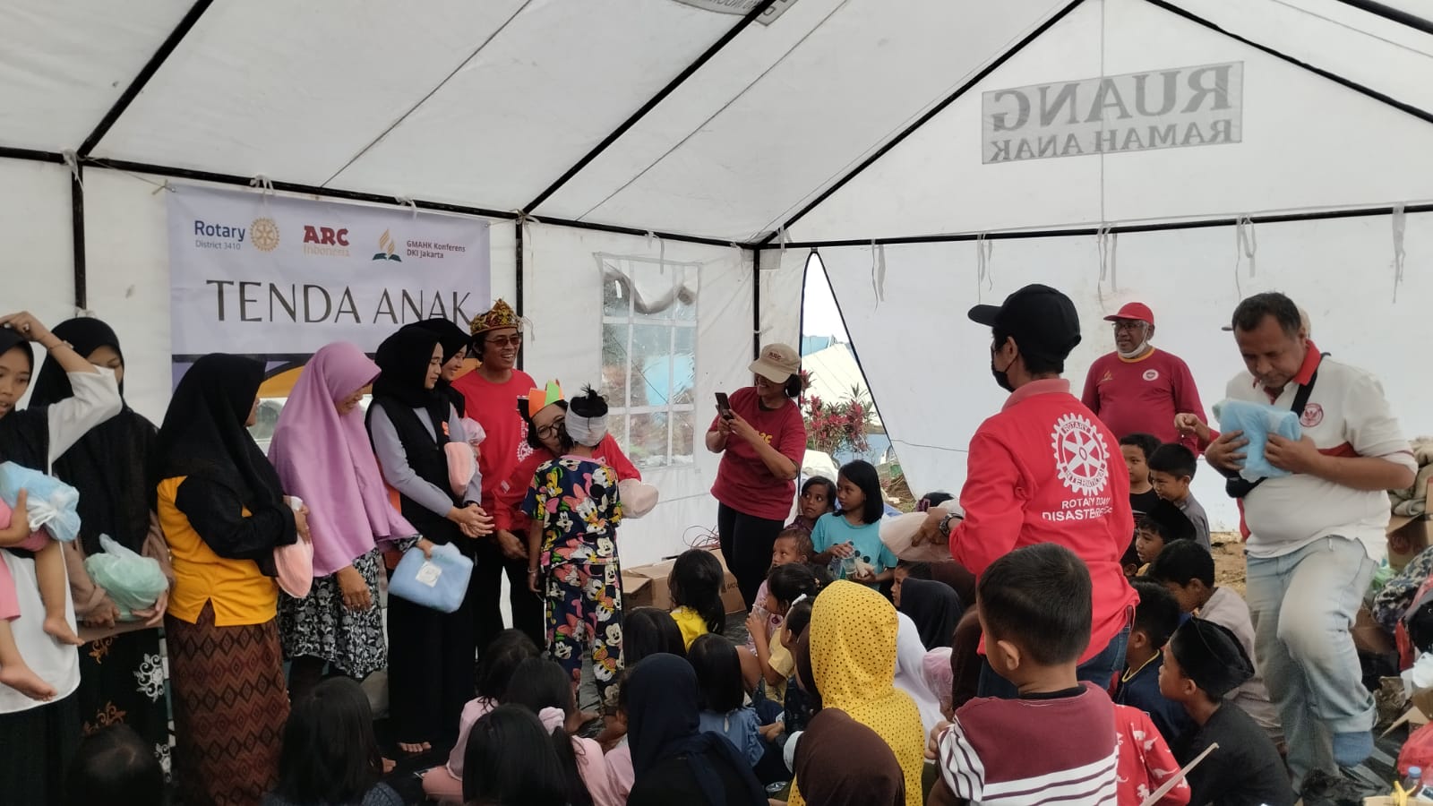 Rotary D3210 dan ARC Indonesia Menangis dan Tersenyum Bersama Pengungsi Cianjur 