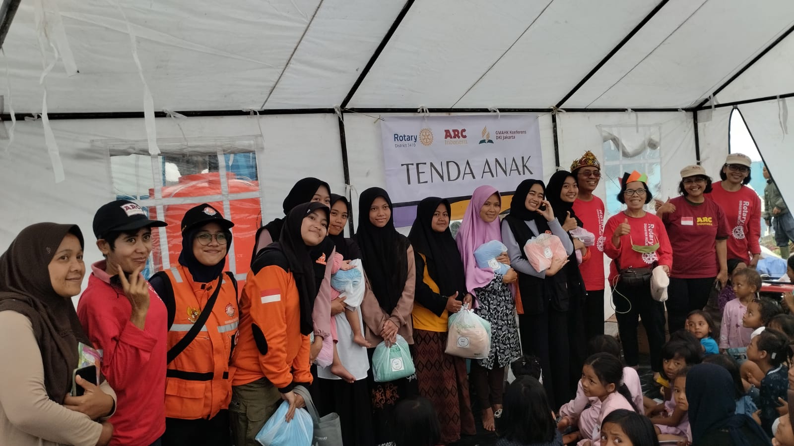 Rayakan Hari Guru di Pengungsian, 8 Guru Cigeunang Dapat Hadiah Istimewa Dari Rotary D3210 