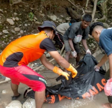 Basarnas - Kapolsek Takari Lakukan Pencarian Terhadap Korban Terseret Banjir di Takari