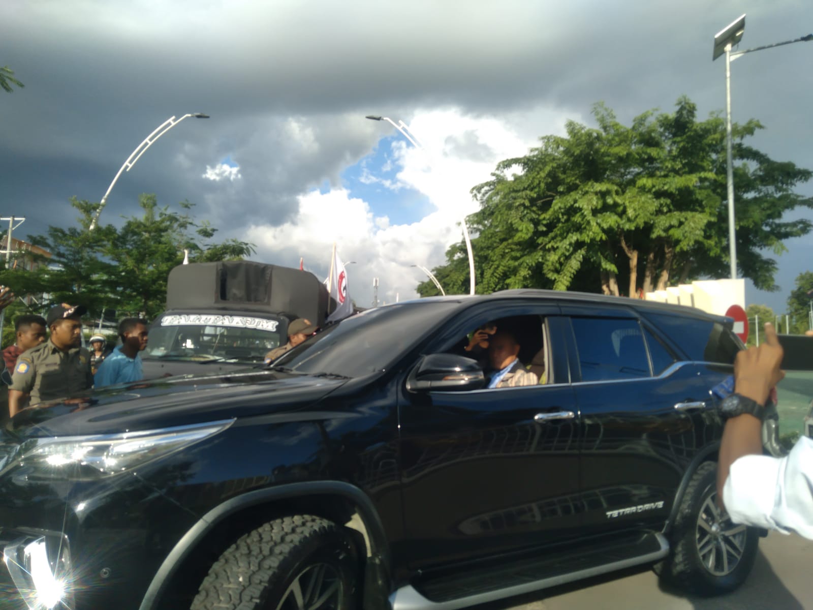 Viral.. Gubernur NTT Kabur dari Masa Aksi Solidaritas Besipa'e.