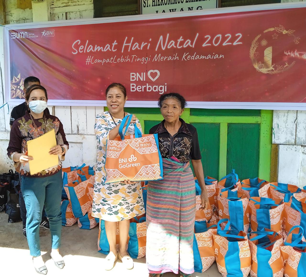 Peringati Natal 2022, BNI cabang Borong Berbagi Kasih Dengan Masyarakat Golo Kantar