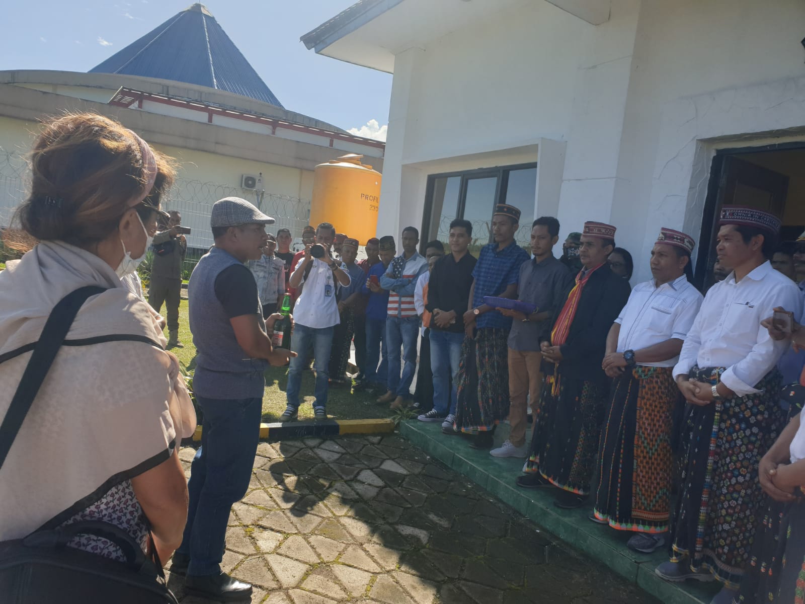 Forkoma PMKRI Matim Sambut Kedatangan Wakil Bupati Di Bandara Frans Sales Lega, Ruteng
