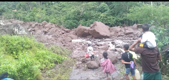 Akibat Tertutup Longsor, Jalur Lintas Warat-Paan Leleng Tidak Bisa di Lalui