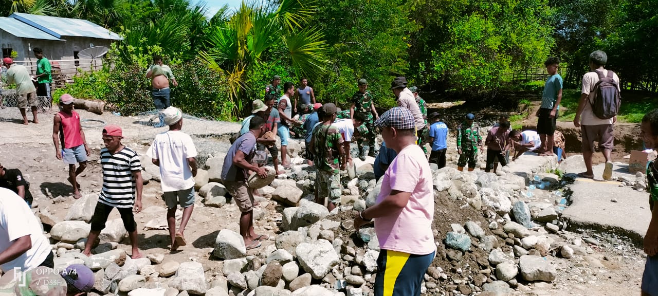 Kades Netemnanu Utara - TNI dan Polri Lakukan Kerja Bakti