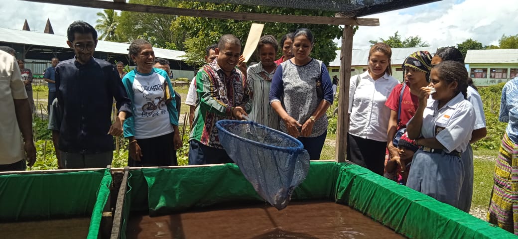 Imen Kamlasi dan Ketua Pembina Yayasan HITI Kefamenanu Hadiri Panen Karya SMAK Petra Kefamenanu.