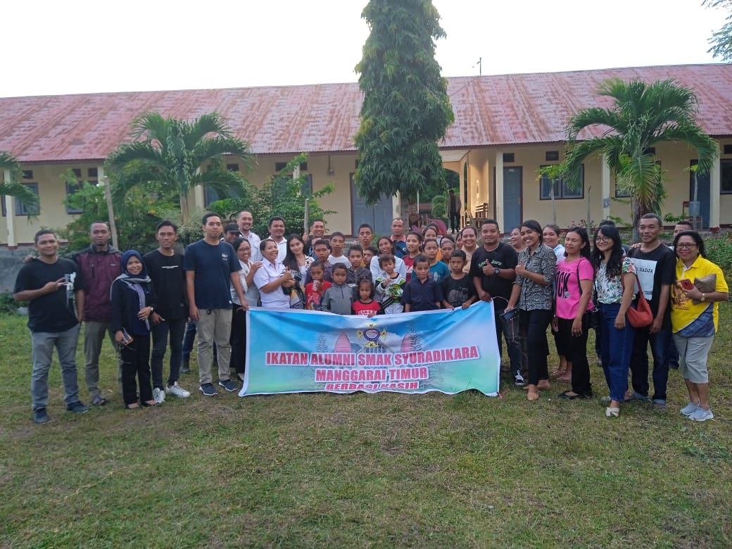 Ikatan Alumni Syuradikara Wilayah Matim Serahkan Bantuan Sembako Di SLBN I Borong