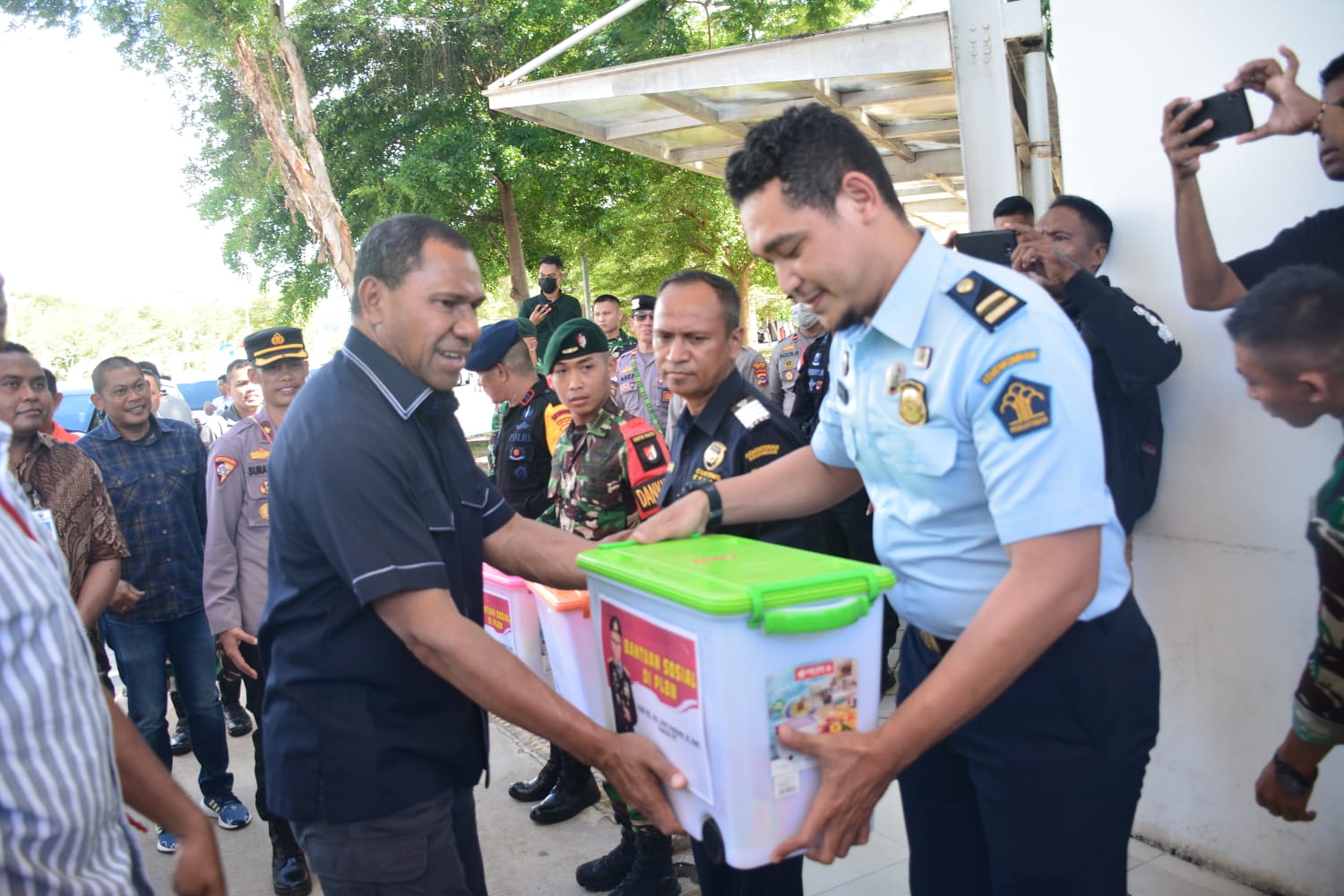 Sebelum Ke TiLes, Kapolda NTT Bagikan Bingkisan Bagi Anggota TNI Dan Polri Di PLBN Motaain