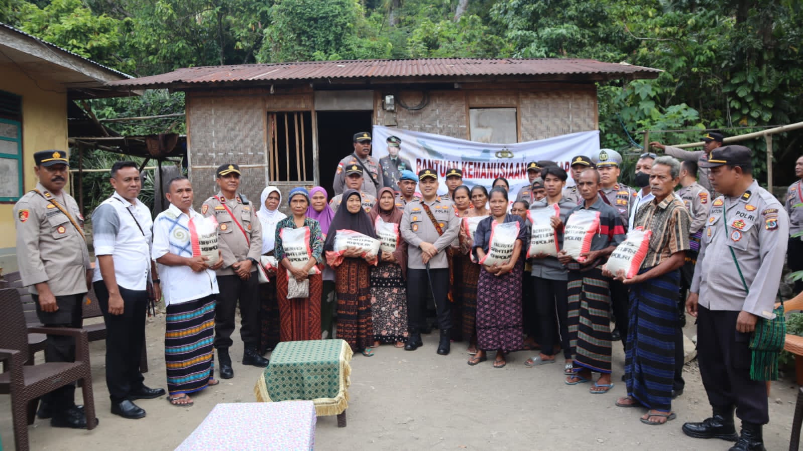Kapolri Melalui Polda NTT Distribusikan Bantuan Kemanusiaan Bagi Masyarakat Di NTT