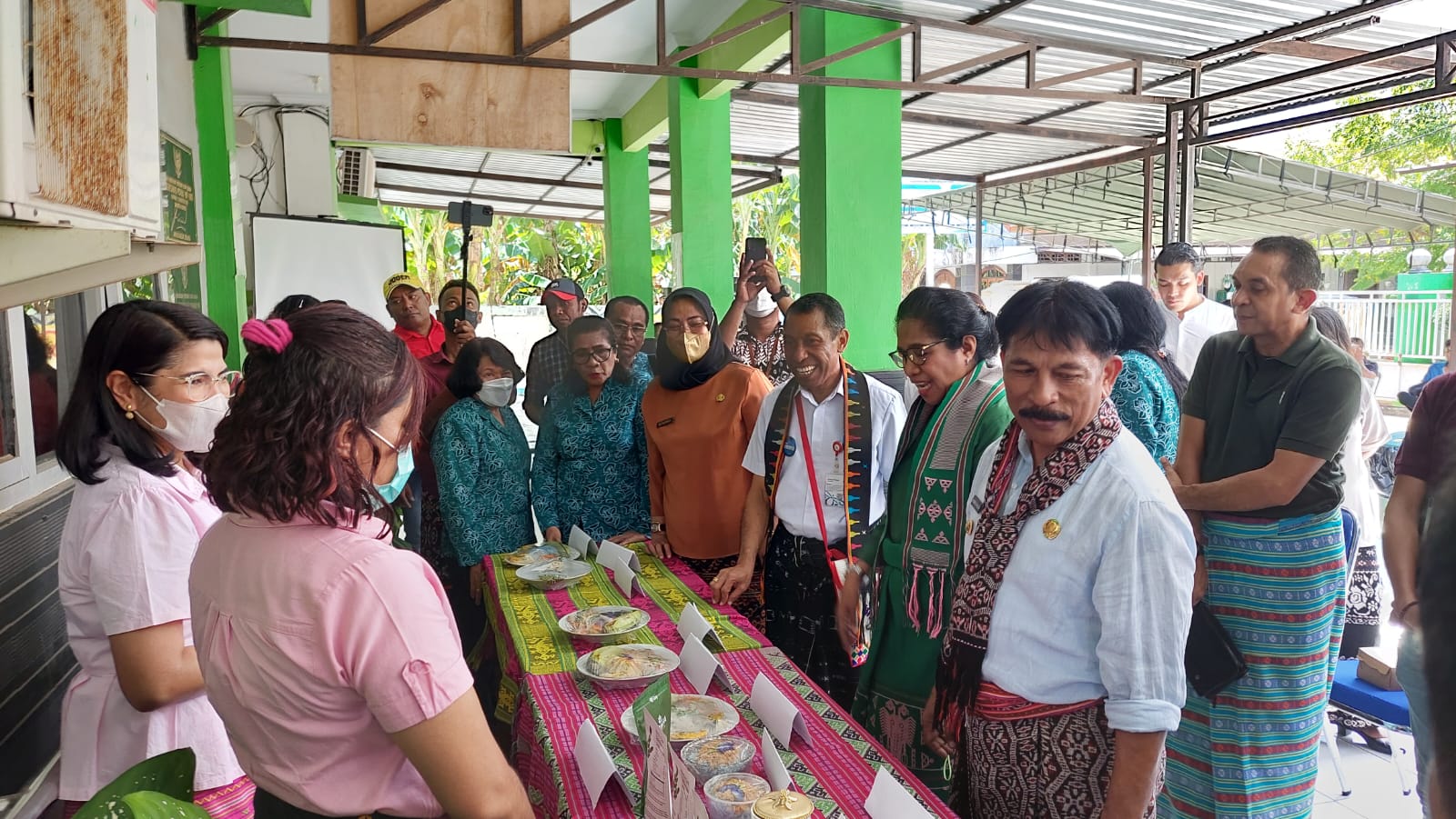 Julie Laiskodat Kolaborasi Dengan Pemkot Kupang Hadirkan PMT untuk Anak dan Ibu Kurang Gisi 