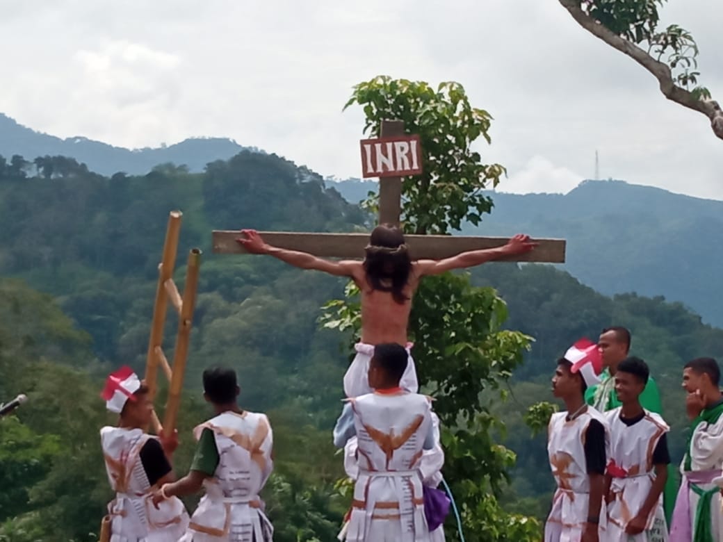 OMK Kuasi Paroki Kisa Gelar Tablo Jalan Salib, Ajakan Pastor Paroki Menggugah Hati 