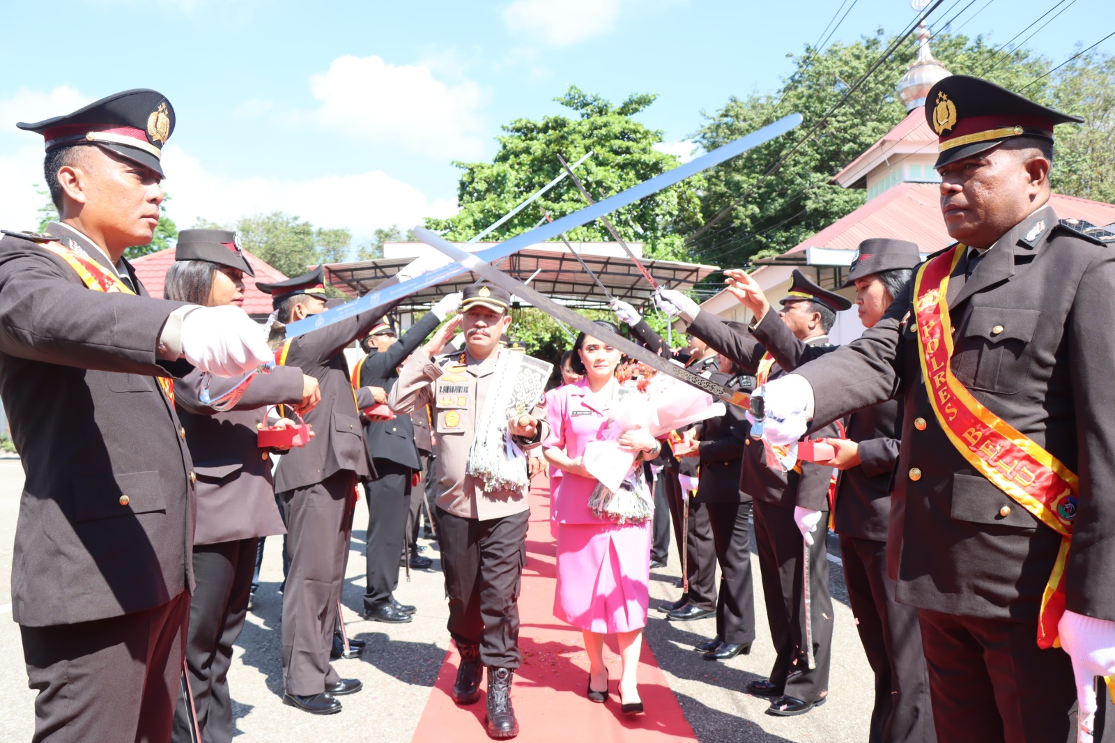 Kapolres Belu Bersama Istri Disambut  Di Gerbang Mapolres Belu Dengan Tutur Adat Dan Tarian-tarian