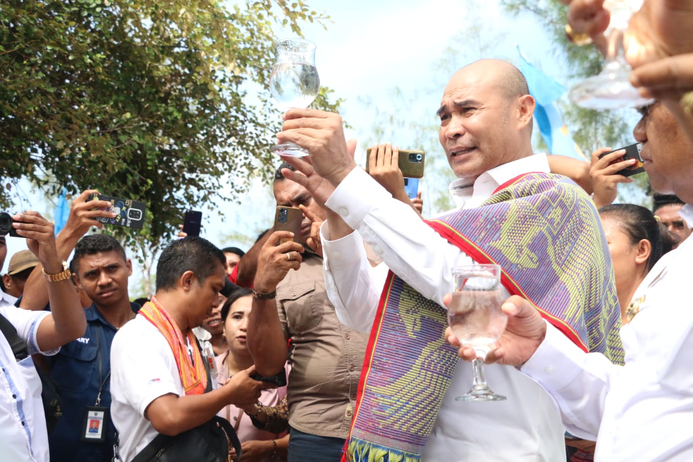 Gubernur Viktor Laiskodat Resmikan Alat Penyulingan Air Laut Di Desa Umato'os