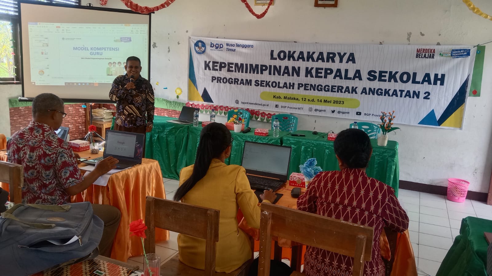 Dosen Bahasa Inggris UNIMOR Kefamenanu Jadi Narasumber Kegiatan LKK Kepala Sekolah Di Malaka