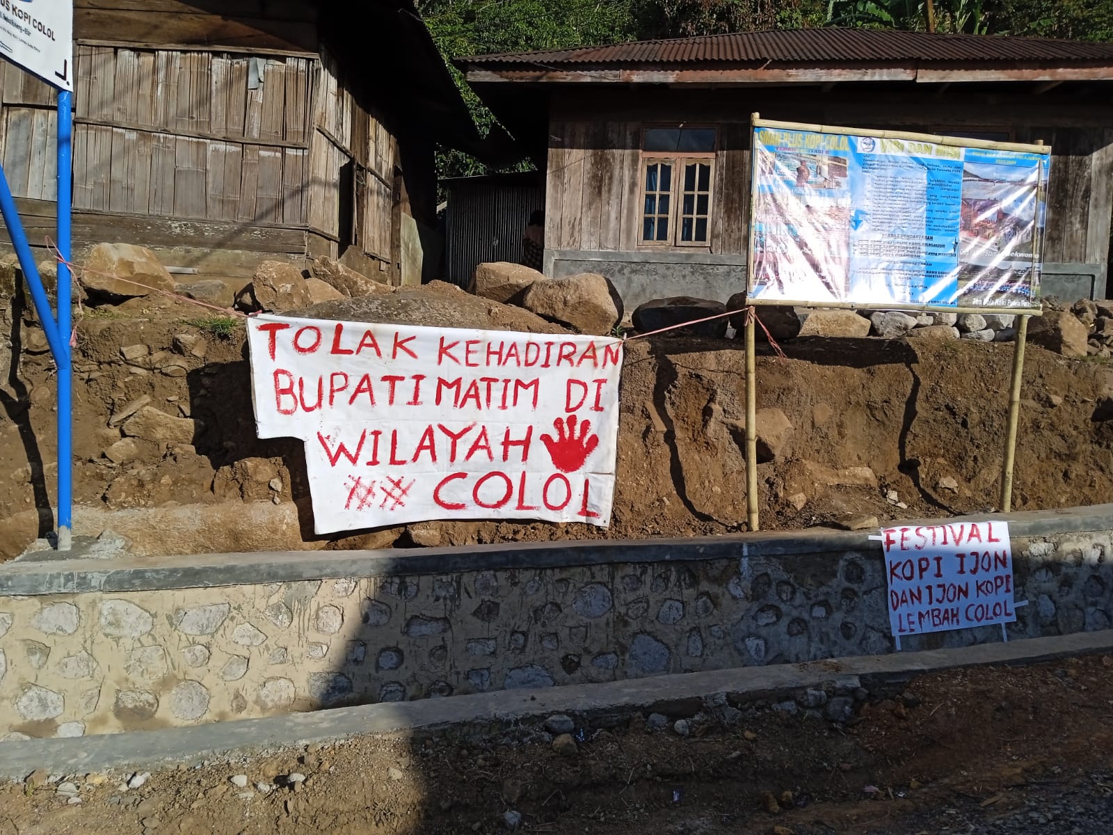Jelang Festival Kopi Lembah Colol, Warga Pasang Spanduk Tolak Bupati Matim