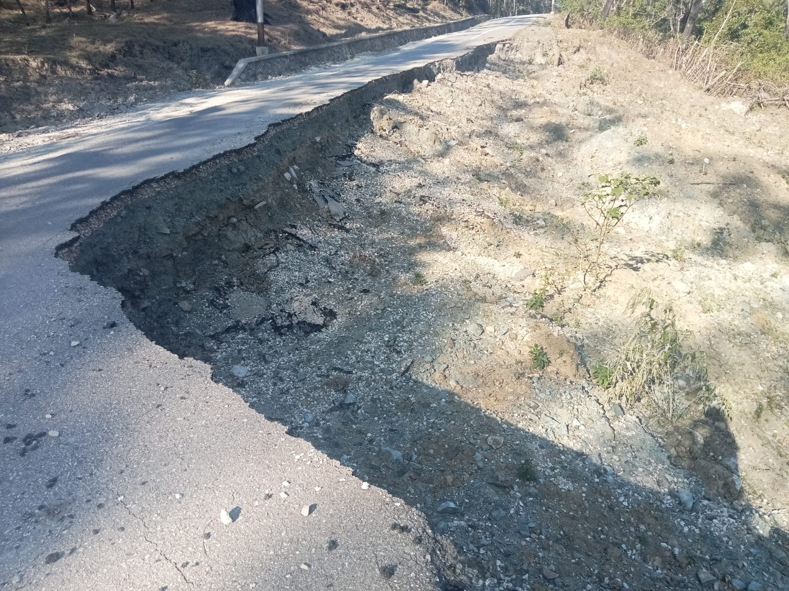 Belum Setahun, Jalan Hotmix Naususu-Nefokoko Alami Kerusakan Hingga Nyaris Putus