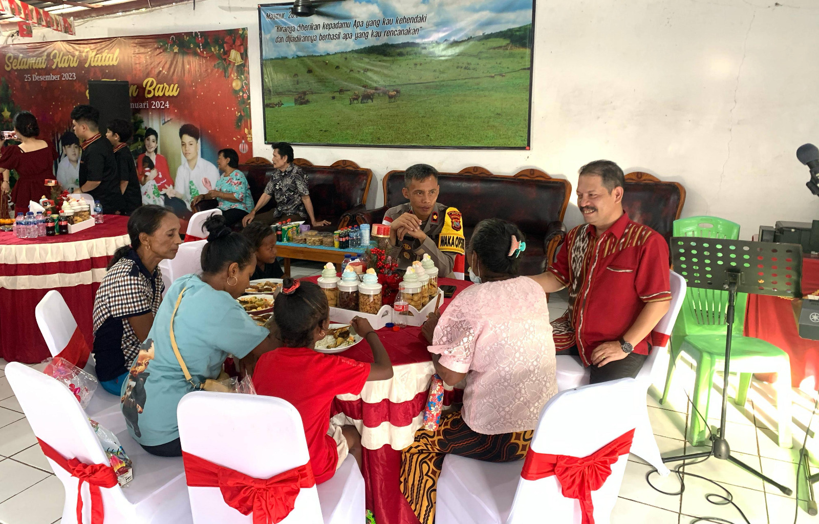 Gelar Open House Di Hari Natal, Kediaman Kapolres Belu Dipenuhi Tamu Undangan