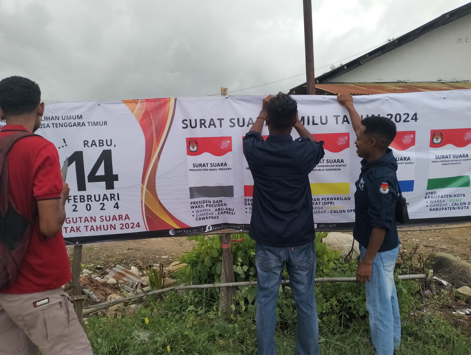 Pemdes Leuntolu Gandeng PPS Dan Pengawas Pemilu Pasang Baliho Surat Suara