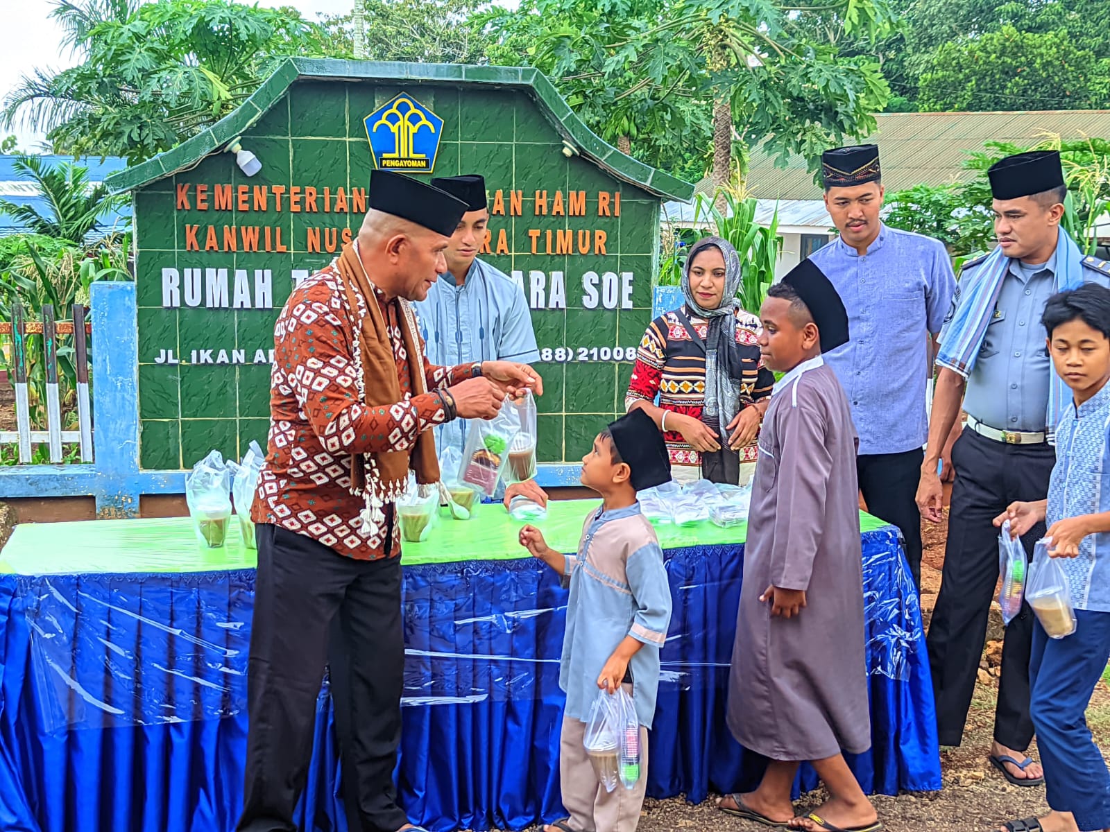 Berkah Ramadhan Rutan Soe Berbagi Takjil Di Depan Kantor, Masyarakat Sampaikan Terima Kasih